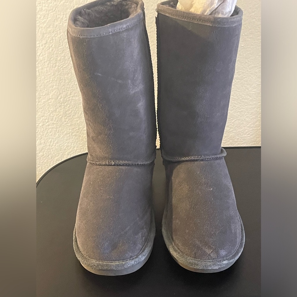 Gray Ugg dopes (Bearpaw) that are so comfortable and easy to wear.